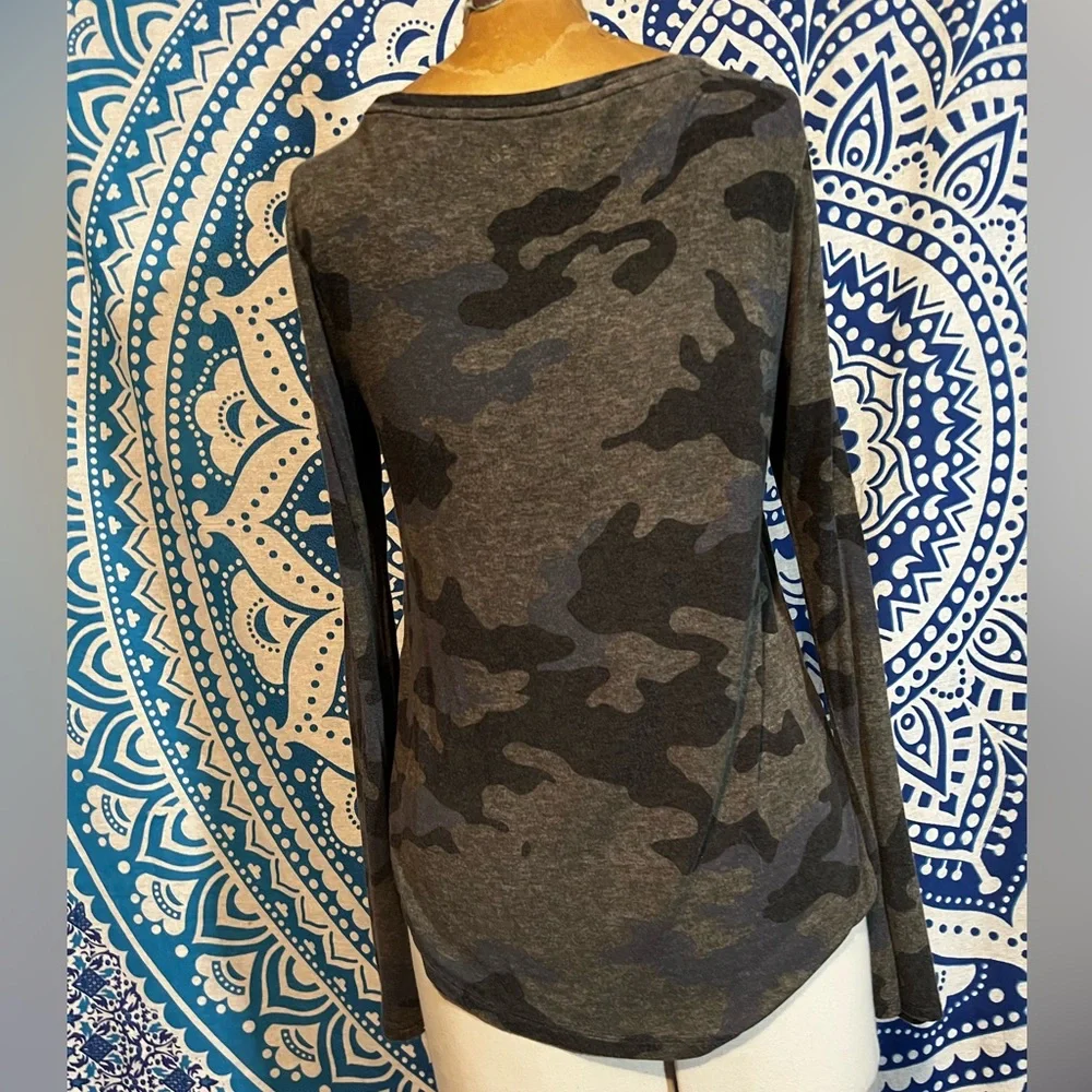 M Aeropostale cam shirt - Picture 2 of 3